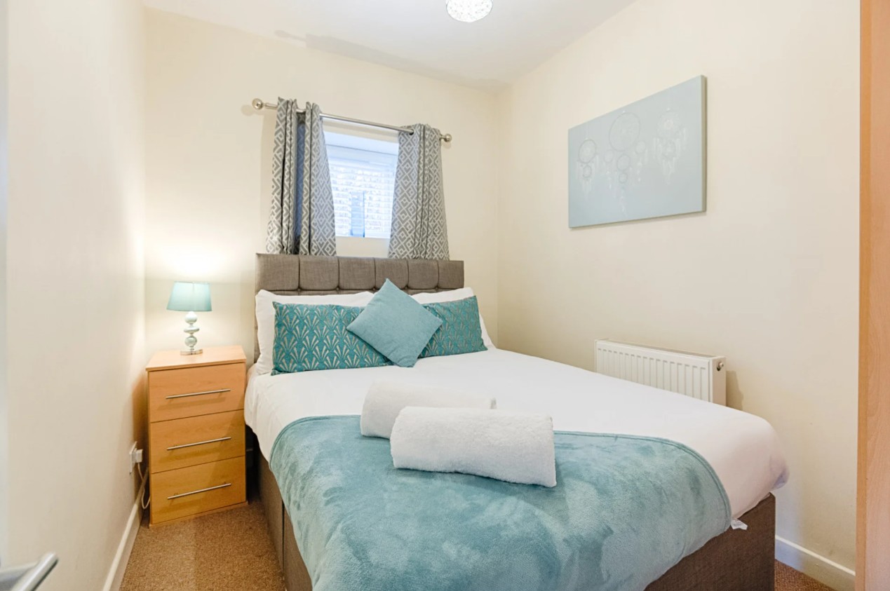 Woodlands House bedroom with blue accents