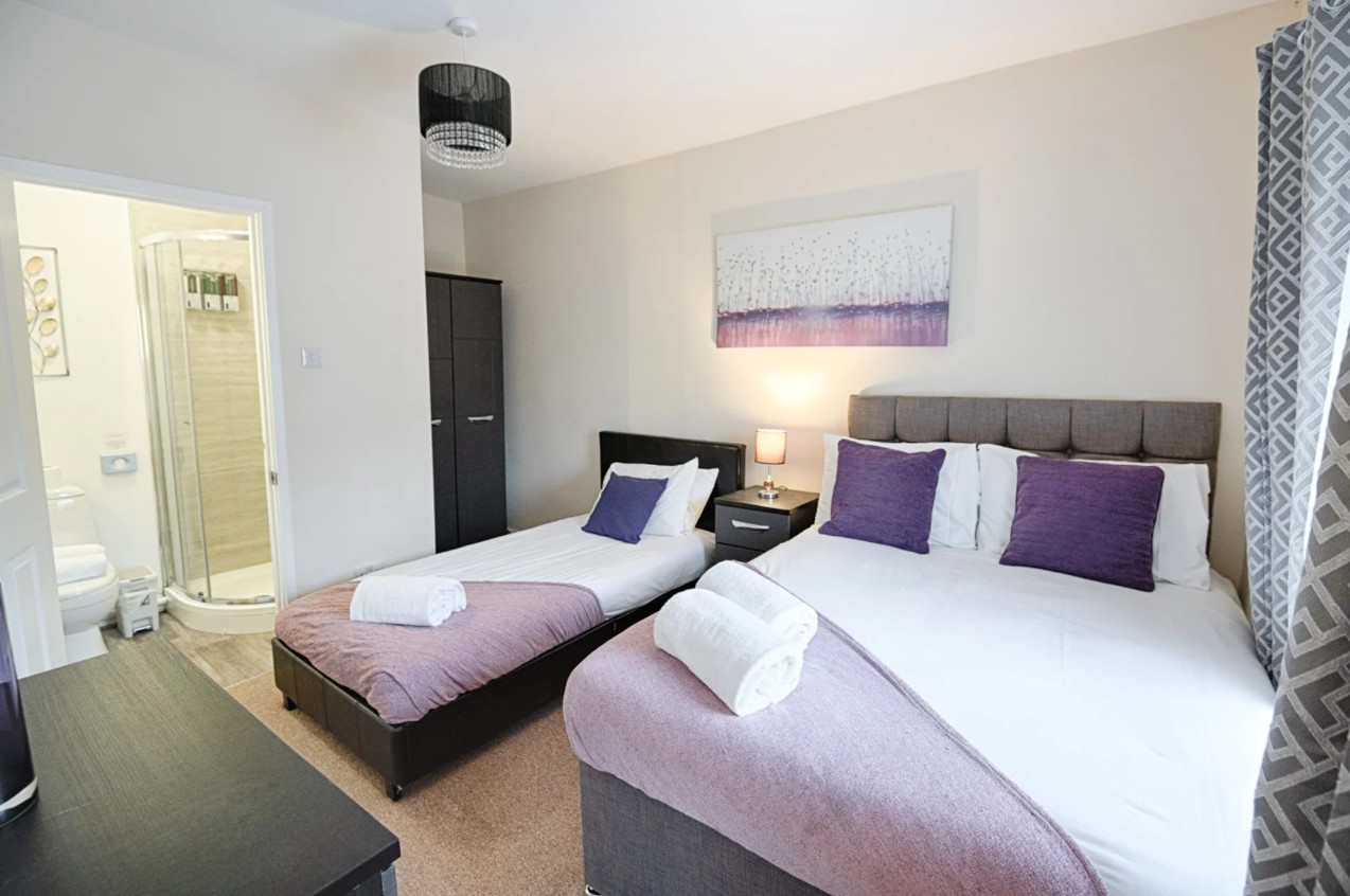 Woodlands House en-suite bedroom with double and single bed